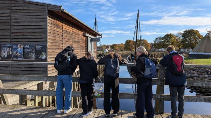 Troppen på tur ved vandet
