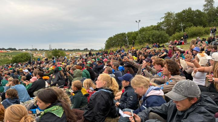 Lejrbål med mange mennesker